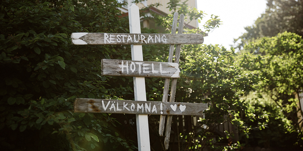 Skylt med hänvisning till hotell och restaurang.